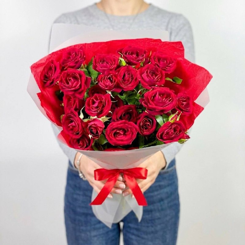 Моно-букет из красных кустовых роз